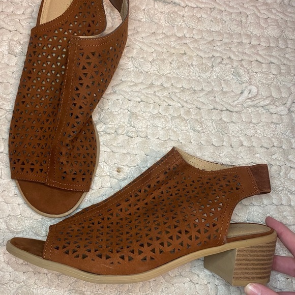 Tan peep toe heels - Picture 3 of 4